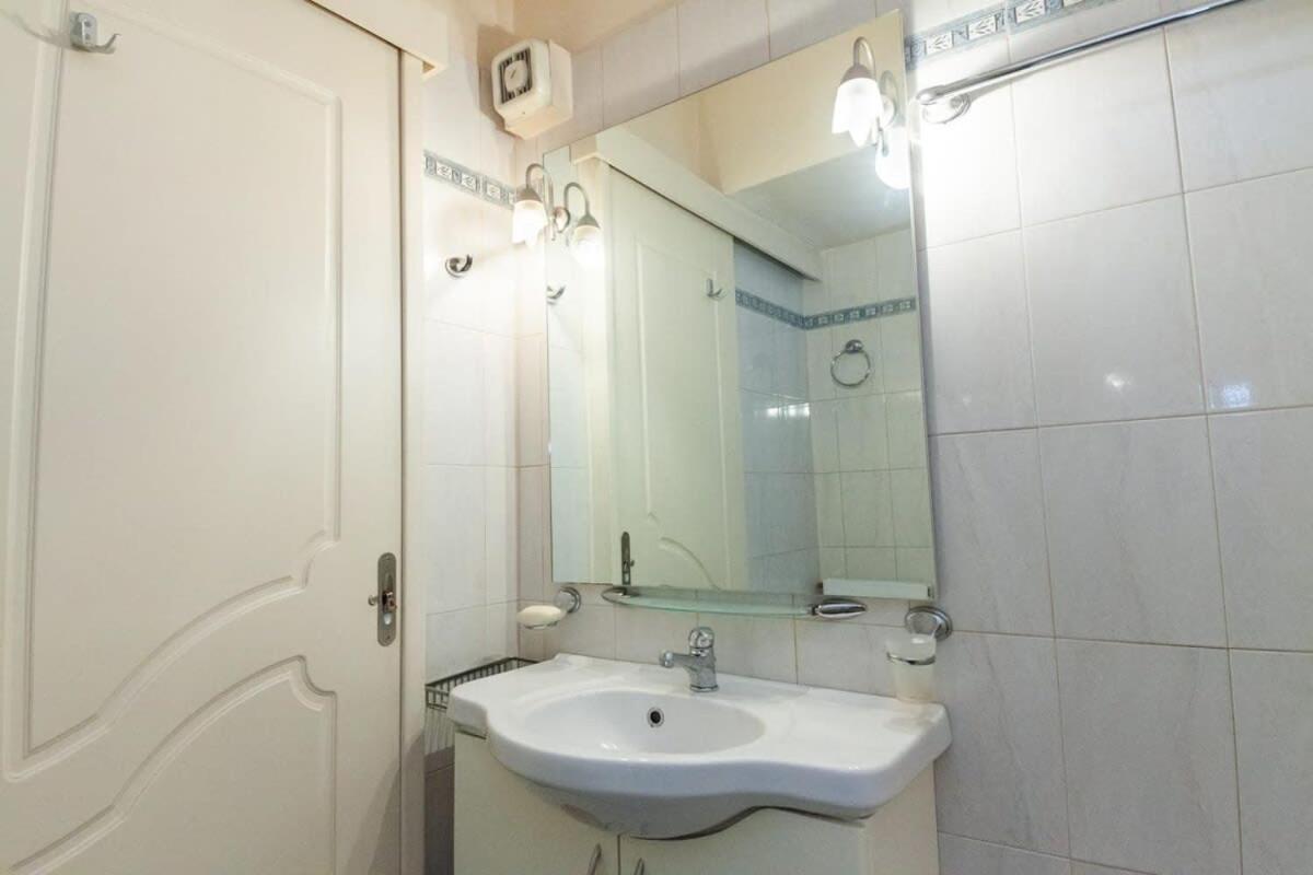Scenic Balcony Apt In Vibrant Petralona Atenas Exterior foto